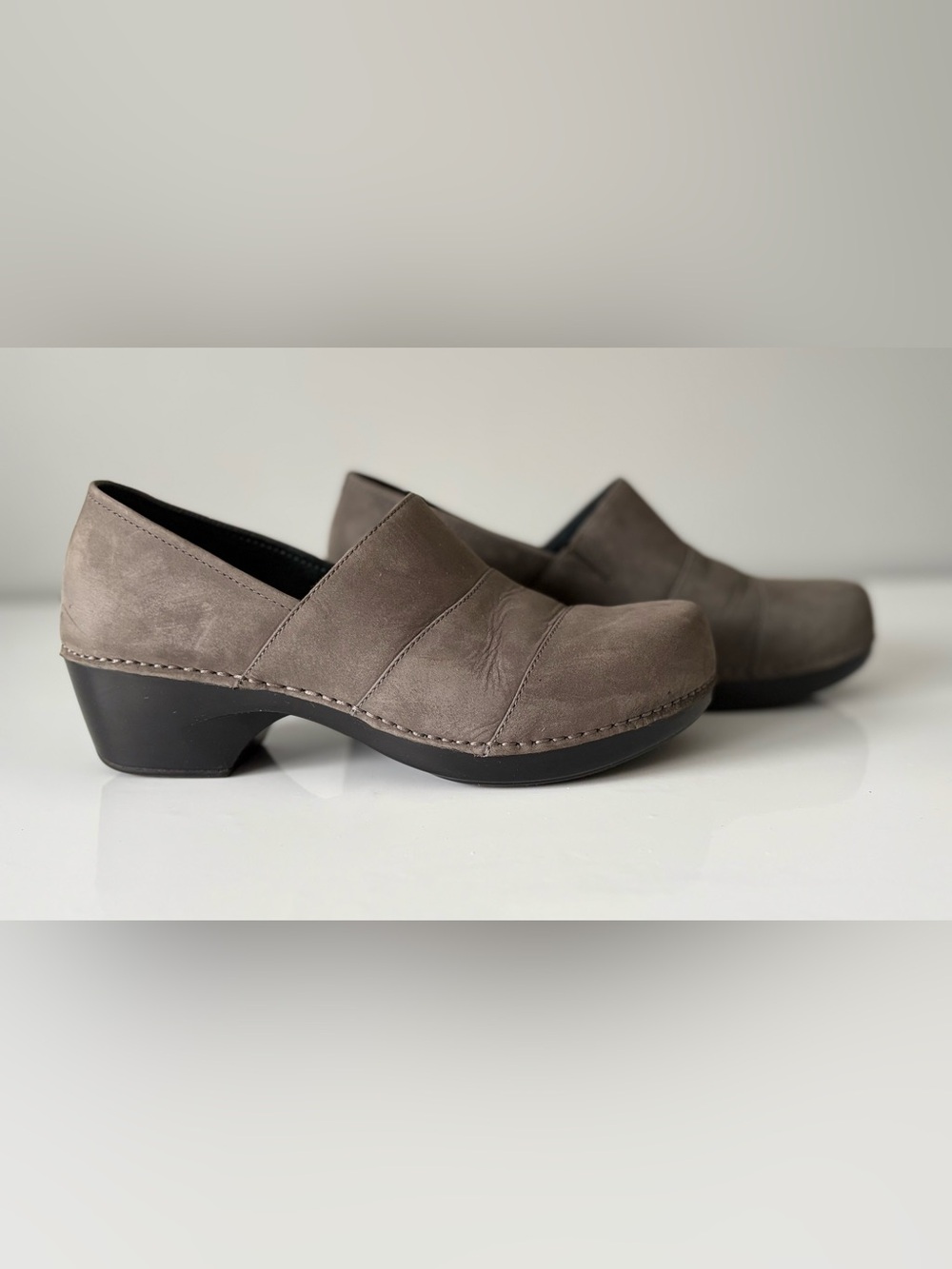 Dansko Taupe Gray Nubuck Leather Slip-On Comfort Clogs EU 40 - Picture 2 of 14